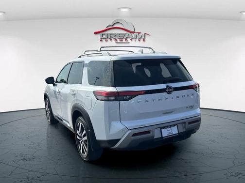 2025 Nissan Pathfinder Platinum 4WD