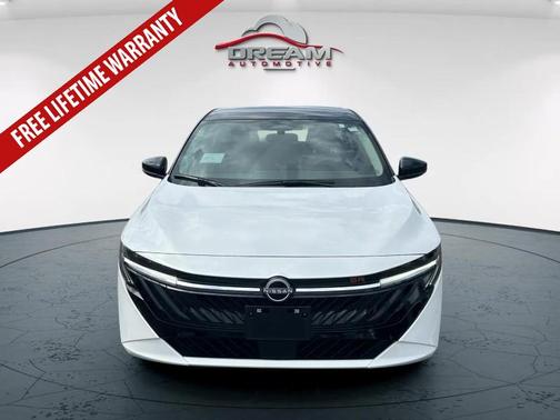 Aspen White Tricoat/Super Black 2026 Nissan Sentra SR