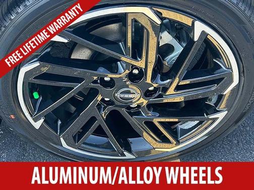 Aspen White Tricoat/Super Black 2026 Nissan Sentra SR