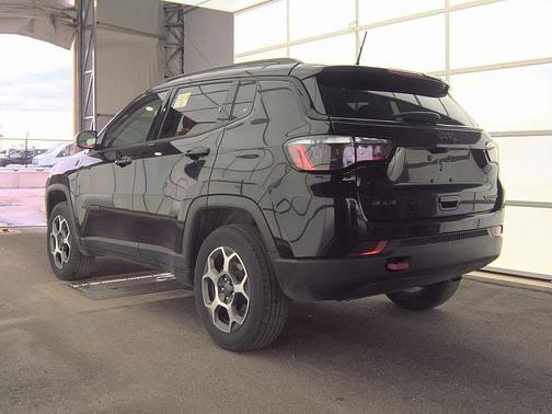 Diamond Black Crystal Pearlcoat 2022 Jeep Compass Trailhawk