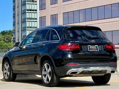 Black 2022 Mercedes-Benz GLC 300 4MATIC