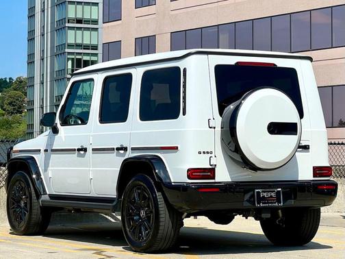 MANUFAKTUR Moonlight White Metallic 2026 Mercedes-Benz G-Class G 550