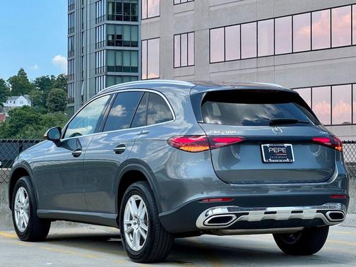 Selenite Grey Metallic 2023 Mercedes-Benz GLC 300 4MATIC
