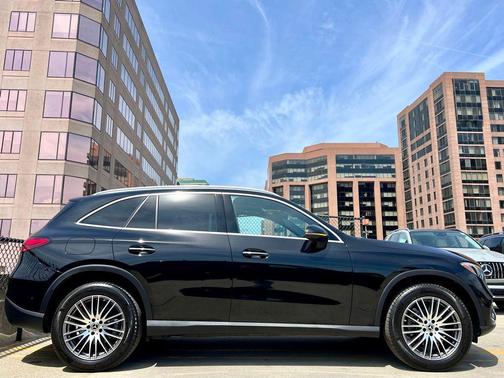 Obsidian Black Metallic 2026 Mercedes-Benz GLC 300 4MATIC