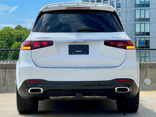 MANUFAKTUR Moonlight White Metallic 2025 Mercedes-Benz GLS 580 4MATIC