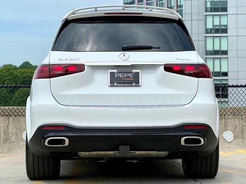 MANUFAKTUR Moonlight White Metallic 2025 Mercedes-Benz GLS 580 4MATIC