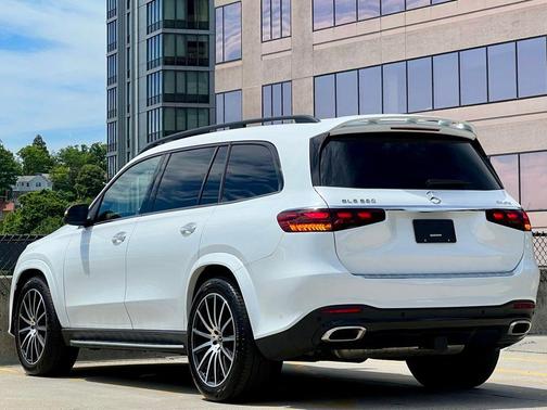 MANUFAKTUR Moonlight White Metallic 2025 Mercedes-Benz GLS 580 4MATIC