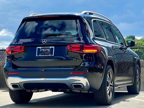 Night Black 2026 Mercedes-Benz GLB 250 4MATIC