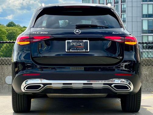 Obsidian Black Metallic 2026 Mercedes-Benz GLC 300 4MATIC