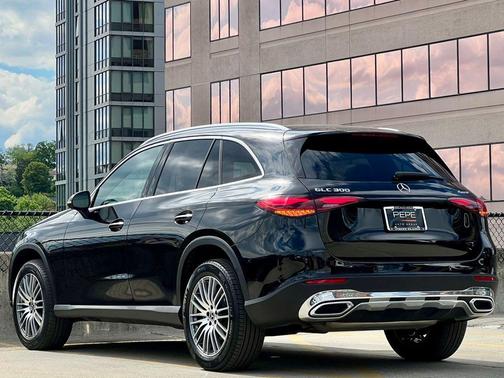 Obsidian Black Metallic 2026 Mercedes-Benz GLC 300 4MATIC