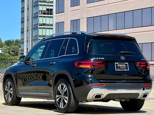 Night Black 2025 Mercedes-Benz GLB 250 4MATIC