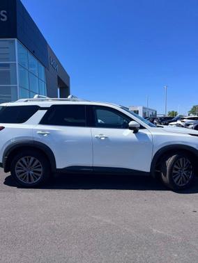 Pearl White Tricoat 2023 Nissan Pathfinder SL 4WD
