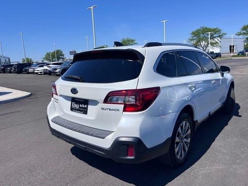 Crystal White Pearl 2019 Subaru Outback 2.5i Touring