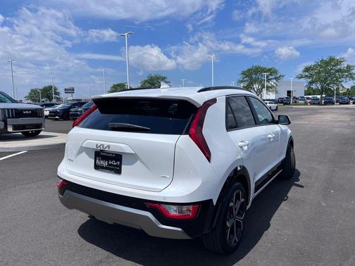 Snow White Pearl 2024 Kia Niro Touring