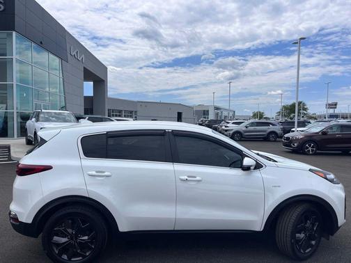 Snow White Pearl 2022 Kia Sportage LX