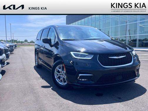 Brilliant Black Crystal Pearlcoat 2023 Chrysler Pacifica Touring L