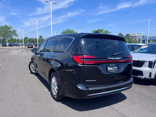 Brilliant Black Crystal Pearlcoat 2023 Chrysler Pacifica Touring L