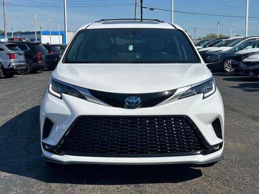 Super White 2021 Toyota Sienna XSE 7 Passenger