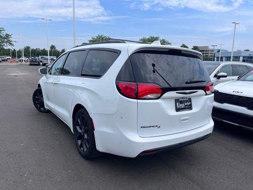 Bright White Clearcoat 2018 Chrysler Pacifica Touring Plus