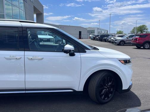 Snow White Pearl 2024 Kia Carnival SX