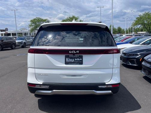 Snow White Pearl 2024 Kia Carnival SX