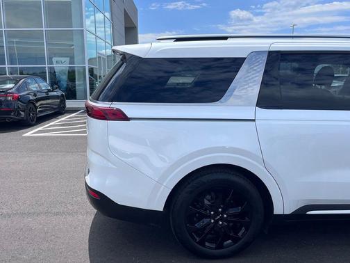 Snow White Pearl 2024 Kia Carnival SX