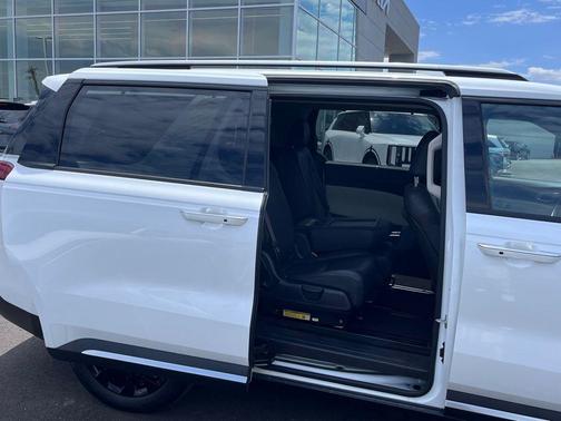 Snow White Pearl 2024 Kia Carnival SX