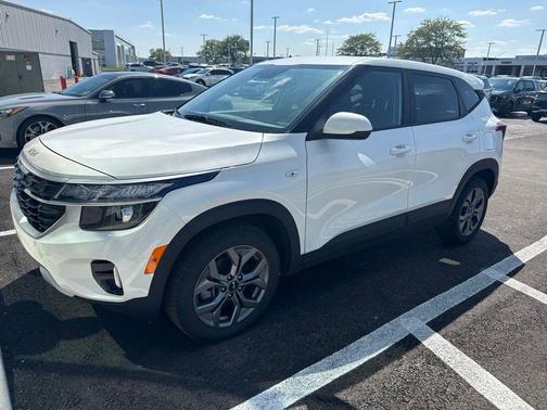 Snow White Pearl 2024 Kia Seltos LX
