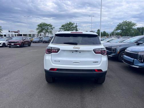 Bright White Clearcoat 2022 Jeep Compass Latitude