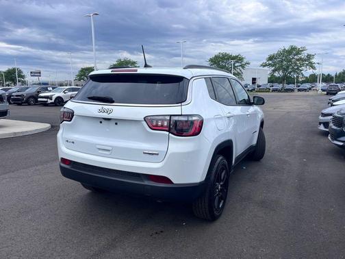 Bright White Clearcoat 2022 Jeep Compass Latitude