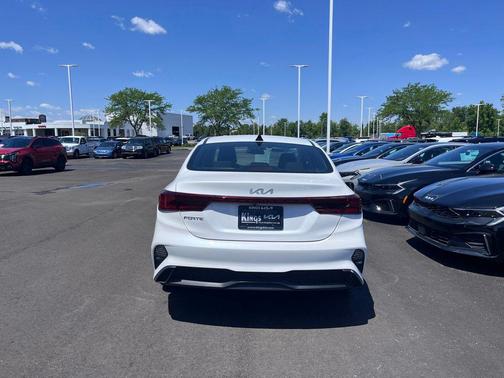Snow White Pearl 2023 Kia Forte LXS