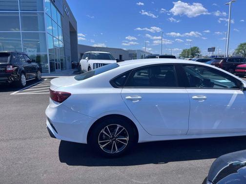 Snow White Pearl 2023 Kia Forte LXS