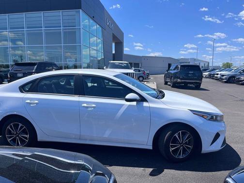 Snow White Pearl 2023 Kia Forte LXS