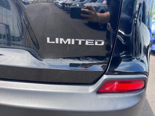 Diamond Black Crystal Pearlcoat 2019 Jeep Cherokee Limited