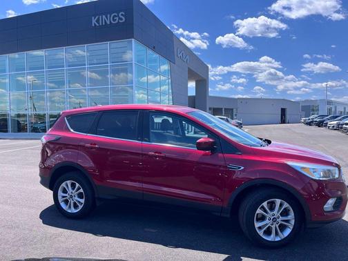 Ruby Red Metallic 2017 Ford Escape SE