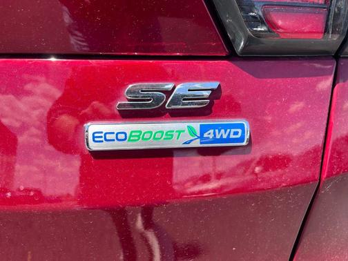 Ruby Red Metallic 2017 Ford Escape SE
