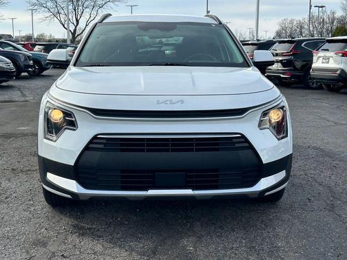 Snow White Pearl 2023 Kia Niro EX
