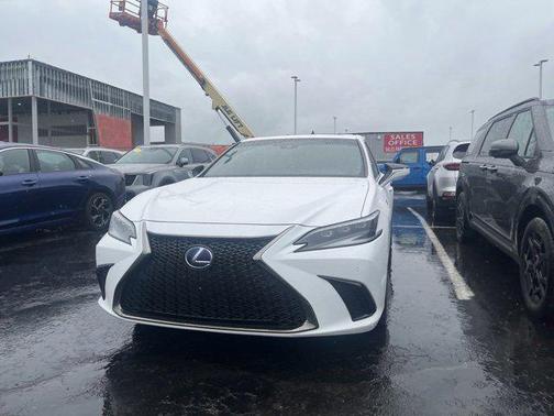 2022 Lexus ES 300h F SPORT