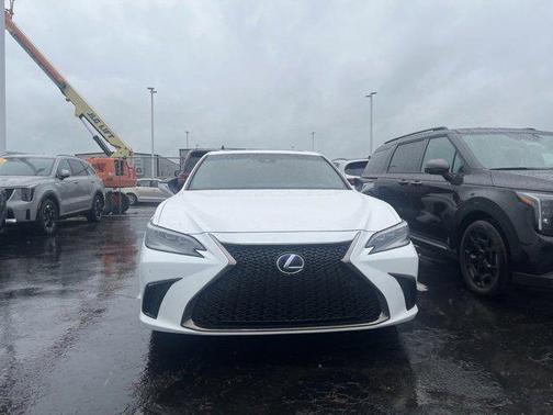 2022 Lexus ES 300h F SPORT