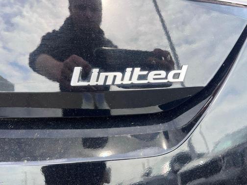 Abyss Black 2024 Hyundai ELANTRA Limited
