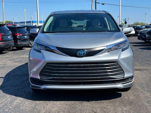 Celestial Silver Metallic 2021 Toyota Sienna LE