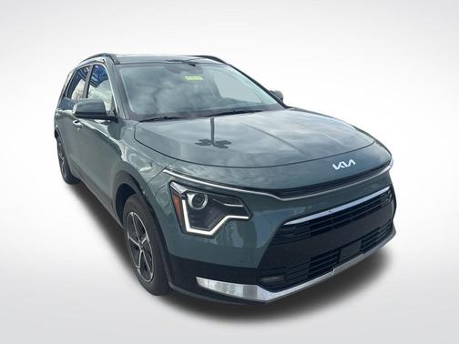 Green 2025 Kia Niro SX