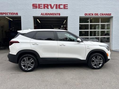 Snow White Pearl 2023 Kia Seltos LX