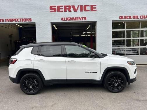Bright White Clearcoat 2022 Jeep Compass Latitude