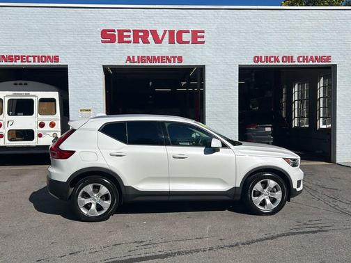 2021 Volvo XC40 T5 Momentum