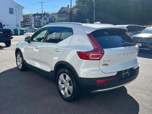 2021 Volvo XC40 T5 Momentum