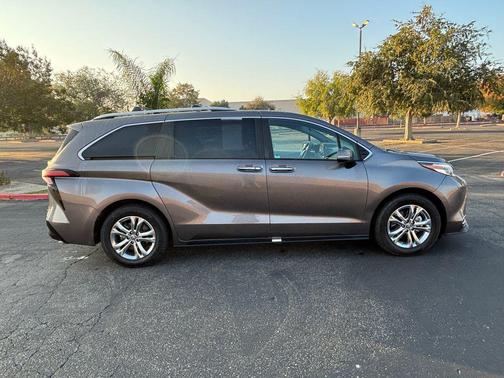 2023 Toyota Sienna Platinum 7 Passenger
