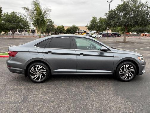 Platinum Gray Metallic 2021 Volkswagen Jetta 1.4T SEL Premium