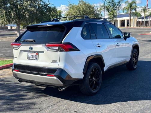 2022 Toyota RAV4 Hybrid SE