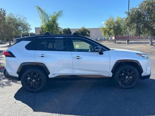 2022 Toyota RAV4 Hybrid SE